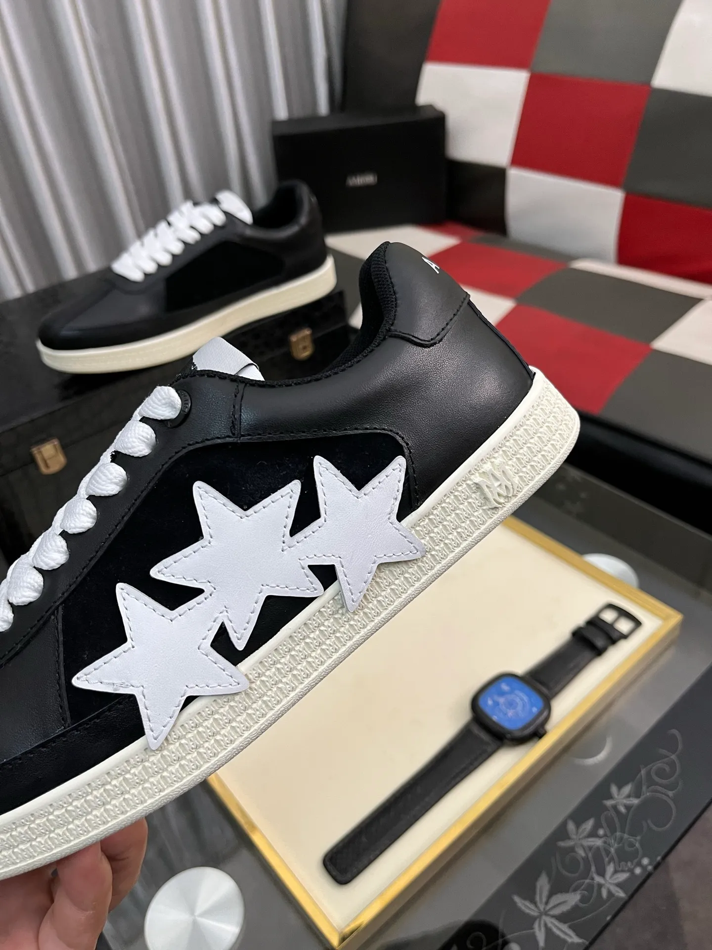 Men's shoes 💰420⌚️⌚️《AMIR*》New men's low-top casual sports sneakers bone shoes, another pair of irresistible bone shoes. Bone shoes are one of AMIRI's most popular items. They use first-layer cowhide uppers. The side bones are made of two cowhide laminations. They have a three-dimensional feel. The leather incisions are all oil-edged. Contrasting color design. Simple style. Fashionable sports. Customized metal LOGO nameplate to embellish shoelaces. Exclusive control of top version. Supports comparison. Breathable mesh lining Original rubber outsole A must-have item for daily leisure Suitable for various occasions Check it out if you pursue high quality Super cool uppers Size: 38-446️⃣ Colors available